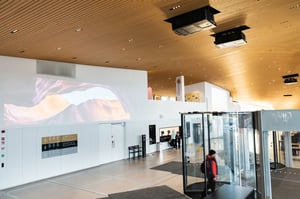 Oodin pääsisäänkäynnin yläpuolella Panasonic-projektorit suurtaideprojisoinnissa