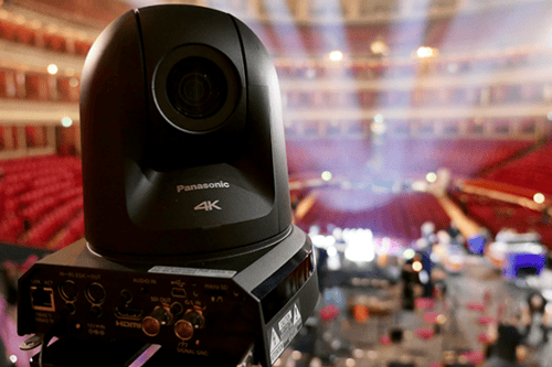 4K kamera asennettuna suureen auditorioon.