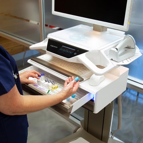 ergotron-carefit-mobiilivaunu-hoitajan-kaytossa-kuva-ergotron