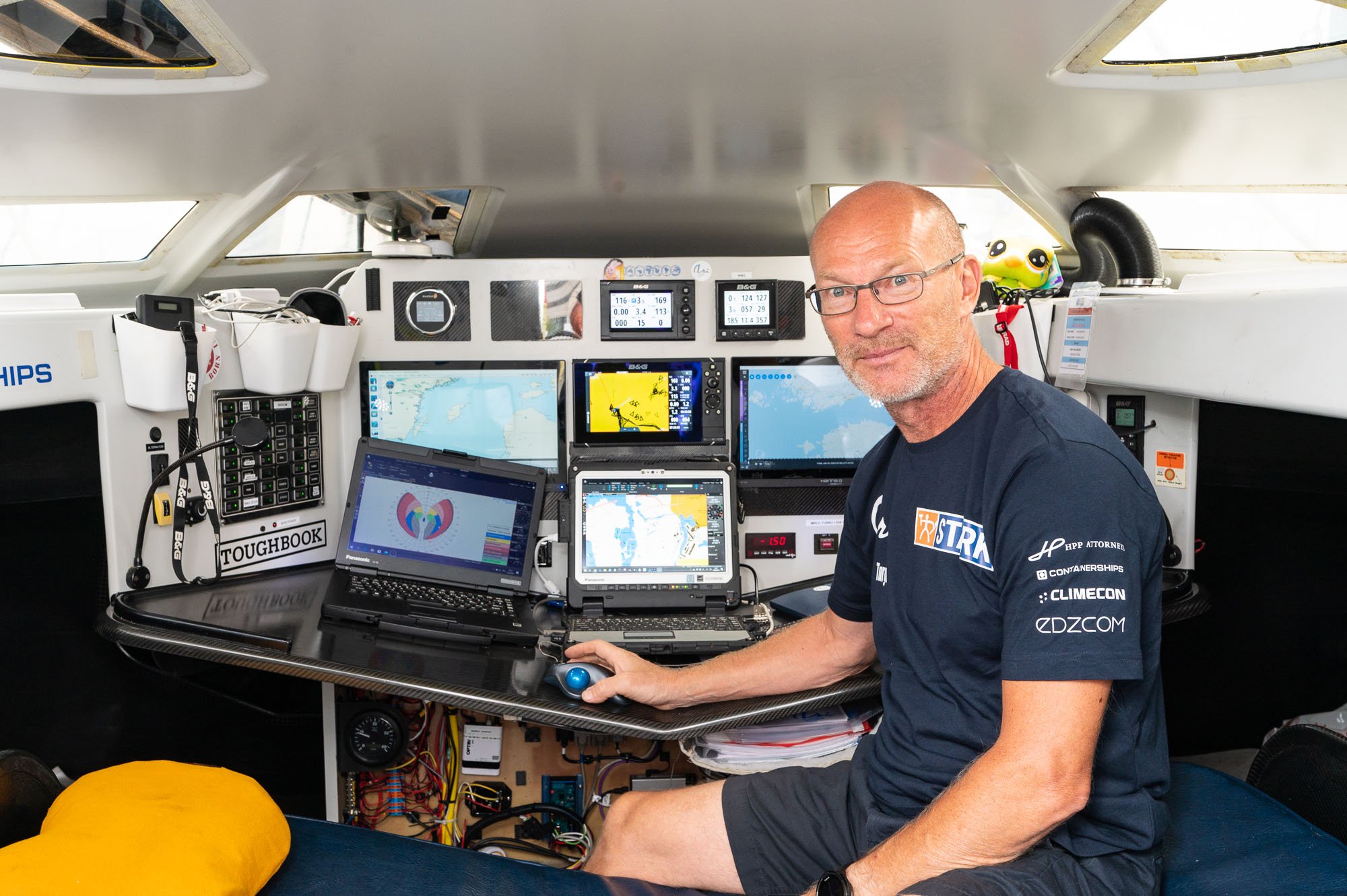 yksinpurjehtija Ari Huusela istuu Imoca Starkissa hytissä Panasonic Toughbookin ääressä 14.8.2020