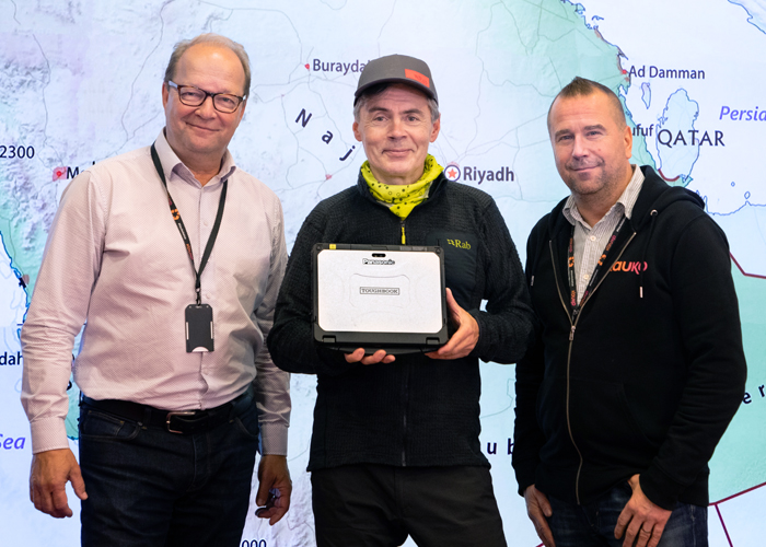 Seikkailujuoksija Jukka Viljanen ja uuden Panasonic Toughbook CF-20:n luovutus Kaukolla Kuva Ali Kesanto