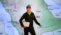 seikkailujuoksija Jukka Viljanen ja Panasonic Toughbook juoksu Arabian hiekkaerämaan halki Kuva Ali Kesanto