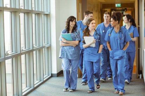 lääkäriopiskelijat kävelevät käytävää pitkin Kuva Shutterstock