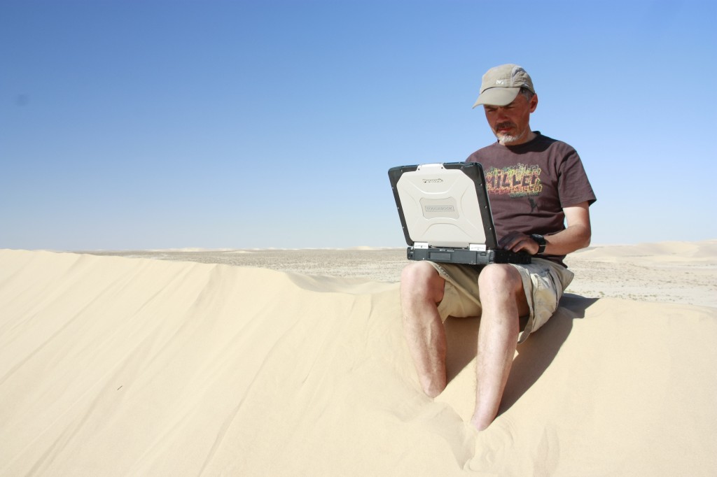 Jukka Viljanen istuu Toughbook CF-30 sylissään Saharassa Credit: Jukka Viljanen