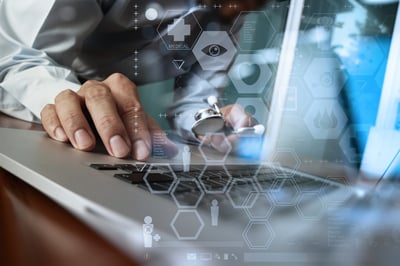 lääkäri työskentelee tietokoneella Kuva: Shutterstock