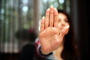 stop-merkkiä kädellään näyttävä ihminen Kuva Shutterstock