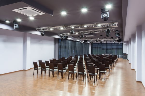 Woodland hotel - Spacious conference room with chairs