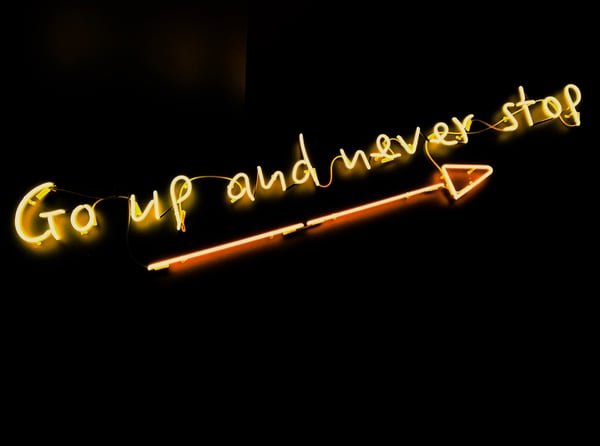 go up and never stop -teksti ylöspäin osoittavan nuolen päällä Credit: Fab Lentz Unsplash