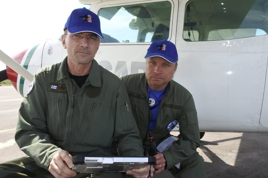 Kestävät työkalut. Arto Kupiainen ja Janne Vainio ovat lentäneet ylätasoisella Cessna 172 Skyhawk P:llä vuosia, Panasonic Touhgbook on uudempi tuttavuus.