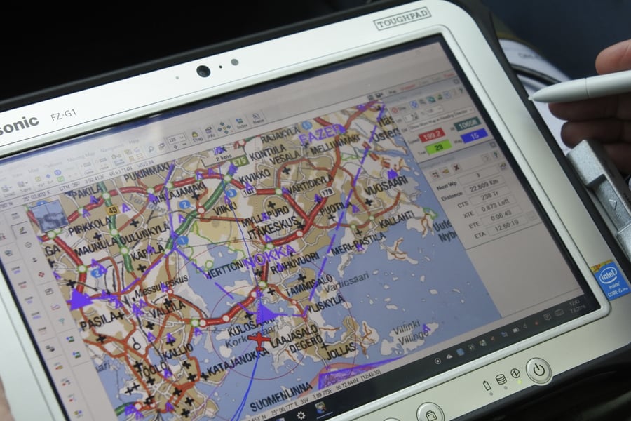 Etsintä- ja valvontatehtävien lentosuunnitelma löytyy Toughpadista, ja laite näyttää koneen sijainnin kartalla.