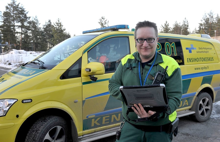 Johtoauto lähtee kentälle, kun tehtävän osallistuu vähintään kolme yksikköä tai operaatio vaatii muusta syystä kenttäjohtoa. Paperista luopuminen on helpottanut ensihoidon kenttäjohtajan Mikko Saikkosen elämää.