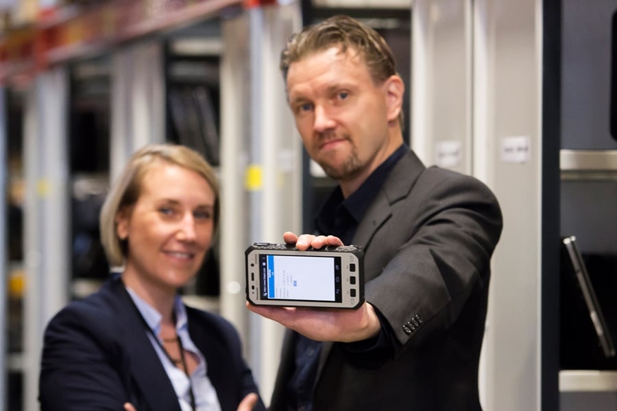 Kestävää kehitystä tukee nyt kestävä työkalu, Panasonicin 5-tuumainen Toughpad FZ-X1. Kuvassa Mikko Kulmala ja Anne-Maria Hauhio sekä Panasonic Toughpad FZ-X1