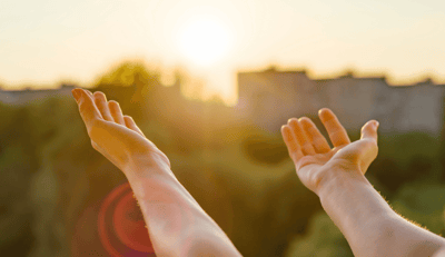 kädet toivottavat auringonvalon tervetulleeksi Kuva: Canva