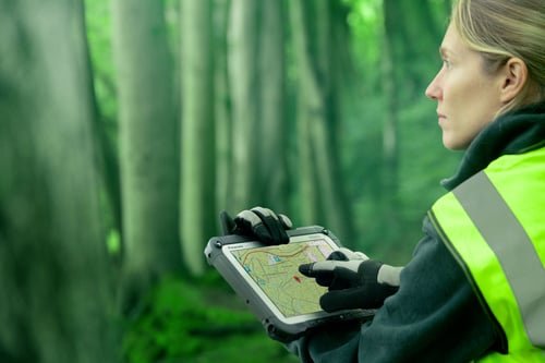 Toughbook metsätyöntekijän käytössä.