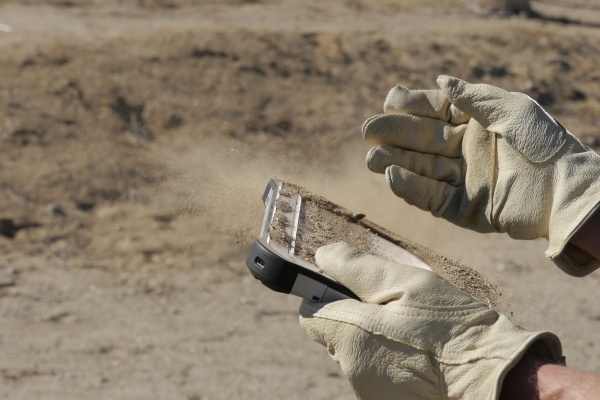 Panasonic fully rugged FZ-G1-tabletti käytössä hiekan peittämänä Credit: Panasonic