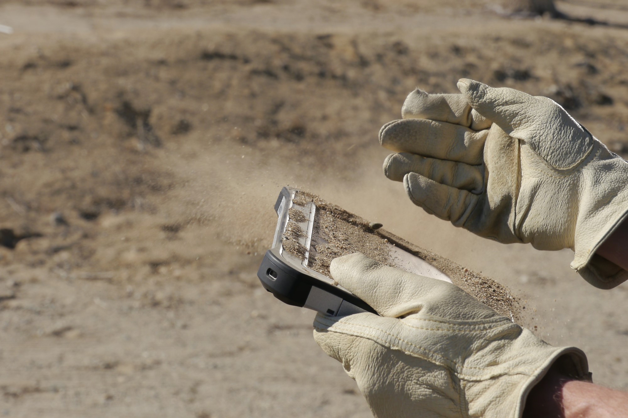 Panasonic FZ-G1 -tabletti käytössä peittyneenä hiekkaan